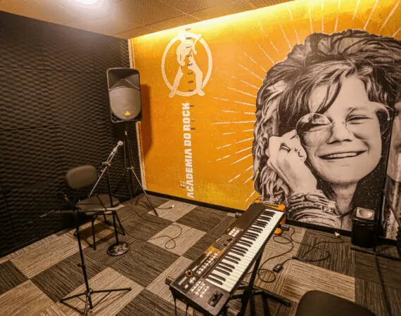 Sala com teclado e parede laranja