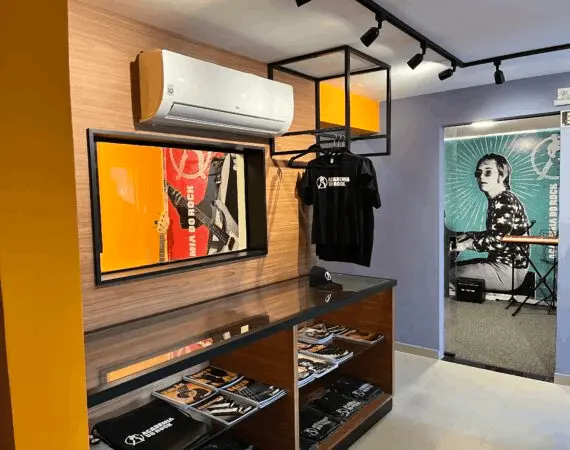 Espaço interno com produtos e decoração